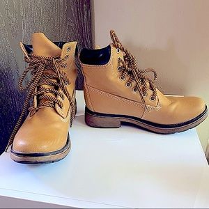 Cathy Jean Tan Ankle Lace-up Booties. Size 6.